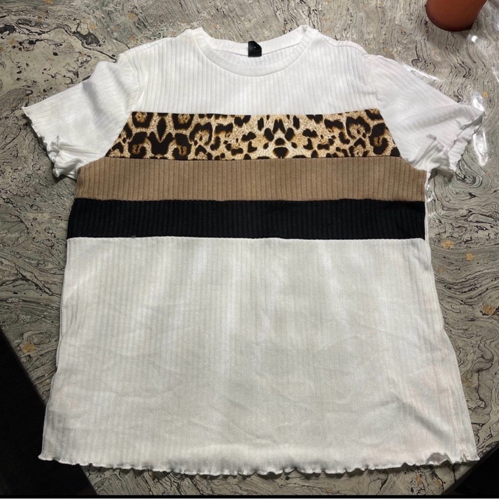 SHEIN lounge wear set size Large 
Leopard design
Stretchy shorts - Picture 4 of 5